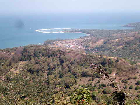 Landschaft mit Fernsicht bis zur Brandung über dem Riff vor dem Touristenort Senggigi.