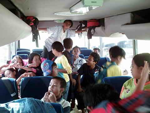 Schüler im Innern eines Busses.
