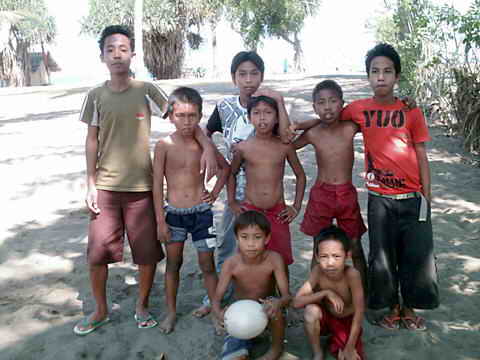 Viele Kinder mit einem Fußball.