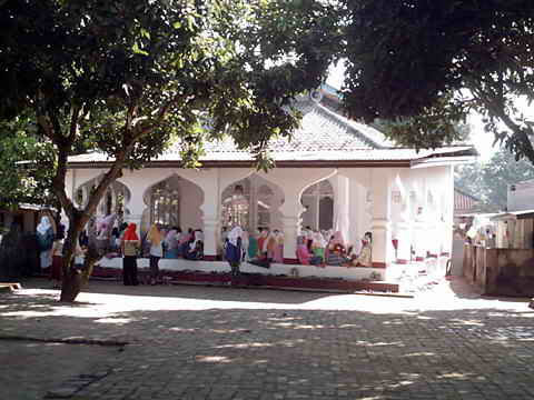 Die Dorf-Moschee mit vielen Kindern.