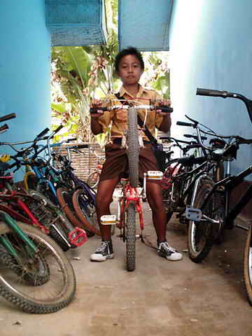 Ein Junge und viele Fahrräder