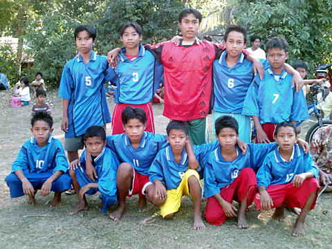 Fußballmannschaft im blau-roten Trikot