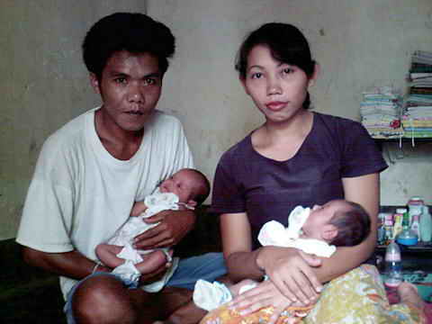 Kürzlich geborene Zwillinge mit ihren Eltern.