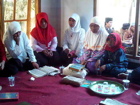 Junge Frauen beim Koran-Unterricht.