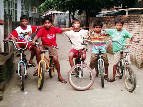 Fünf Jungen auf ihren Fahrrädern.