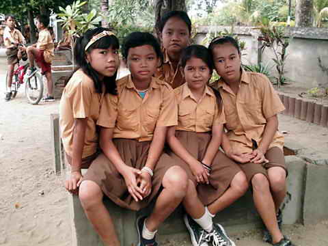 Eine Gruppe Mädchen in Schuluniformen.