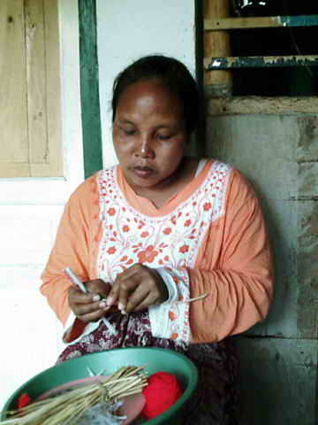Frau bei Küchenarbeit