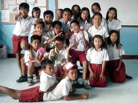 Grundschüler in ihrem Klassenzimmer