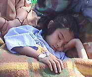 Das Mädchen schlafend im Garten des Krankenhauses