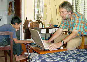 Eines der Kinder und ich arbeiten an den endlich miteinander verbundenen Computern.