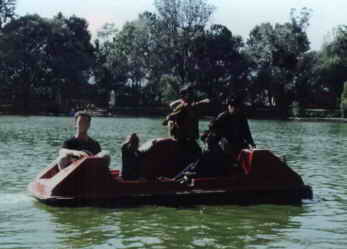 Mit einem Tretboot auf dem Teich im Zoo.