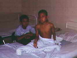 Kadek und sein Bruder im Krankenhaus.