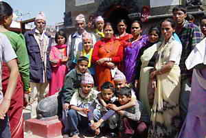Familie und Freunde vor einem kleinen Tempel