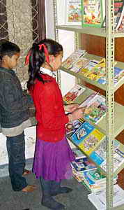 Zwei Kinder suchen sich Bücher aus.