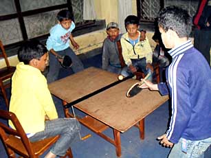 Fünf Kinder um die improvisierte Tischtennisplatte.
