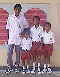 Ein Oberschüler und drei Grundschüler in neuen Uniformen.