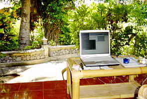 Computer vor meinem Zimmer in Candi Dasa; Blick in den Garten.
