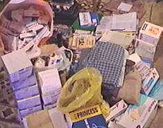 Stapel von Medikamenten, Büchern und anderem Gepäck in meinem Zimmer.