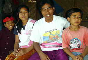 Der jugendliche Student mit Frau und zwei Grundschülern.