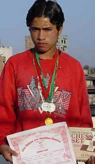 Der Gewinner des 100-Meter-Laufs mit Urkunde und Medaillen