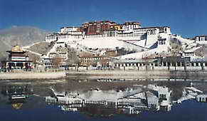 Der Potala-Palast in Lhasa / Tibet.